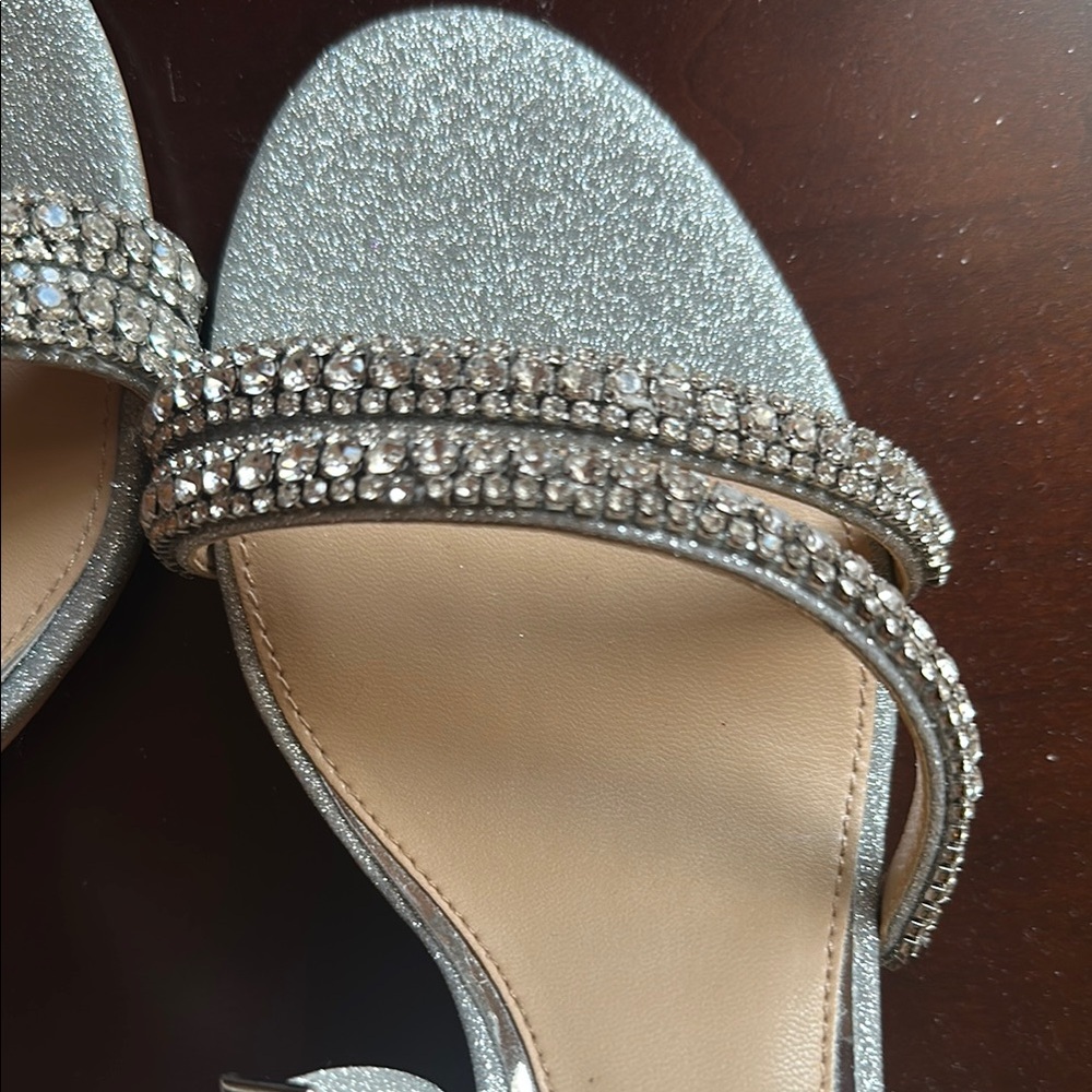 Dazzling and Elegant Silver Rhinestone
Heels . Brand - Jewel Badgley Mischka - Picture 6 of 8